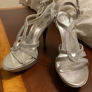 Unlisted Kenneth Cole silver Plateado heels, size 6 ½ US (37 EU).